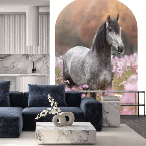 Sticker Een paard staat tussen roze bloemen in een weide.