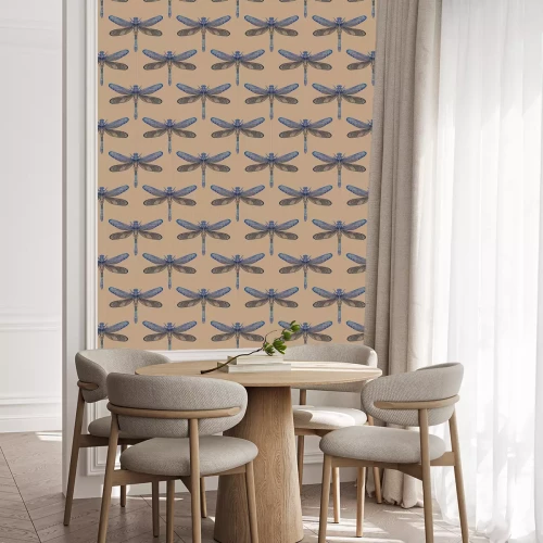 Behang Symmetrisch libellenpatroon op een beige achtergrond