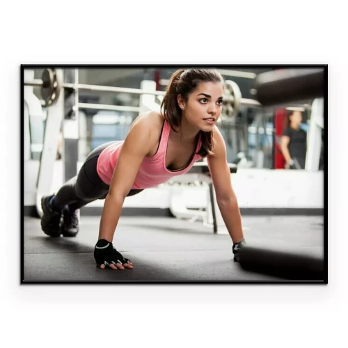 Poster Een knappe brunette traint in de sportschool