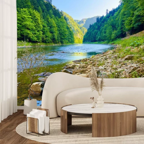 Fotobehang Een ondiepe en kalme rivier die door de vallei stroomt