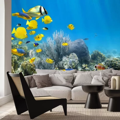 Fotobehang Gele vissen tussen onderwaterrotsen