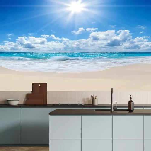 Fotobehang Blauwe lucht en zon boven een tropisch strand