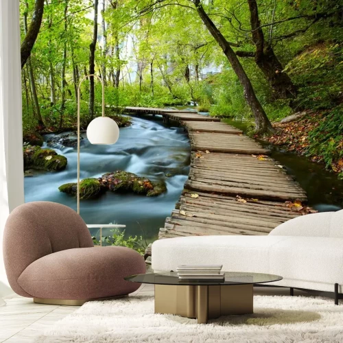 Fotobehang Brug over een beek in een bos