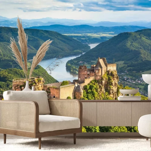 Fotobehang Een kasteel op een heuvel met uitzicht op de rivier