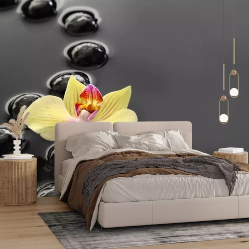 Sticker Zwart Zen stenen en orchidee op kalm water achtergrond
