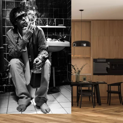 Fotobehang Dronken man zit in een toilet met een alcohol fles