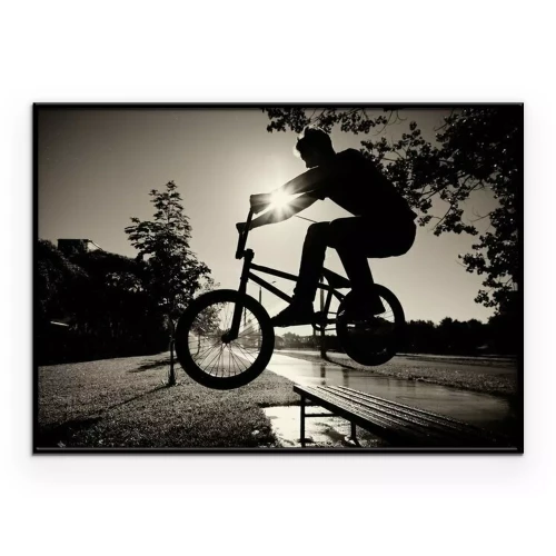 Poster Een sepiafoto van een jongen op een fiets.