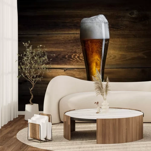 Sticker glas bier op een houten achtergrond