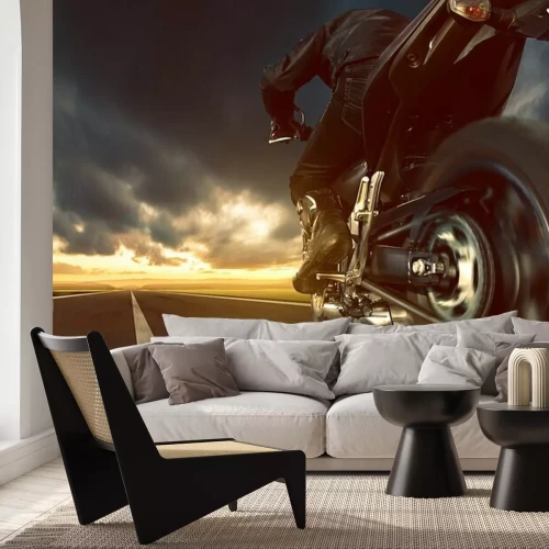 Fotobehang Een motorrijder rijdt de zonsondergang tegemoet