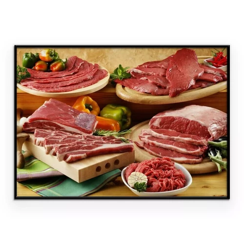 Poster Een verzameling rauwe stukken vlees, gerangschikt op planken.