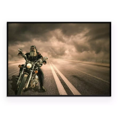 Poster Een motorrijder met een lange baard tegen een bewolkte hemel.