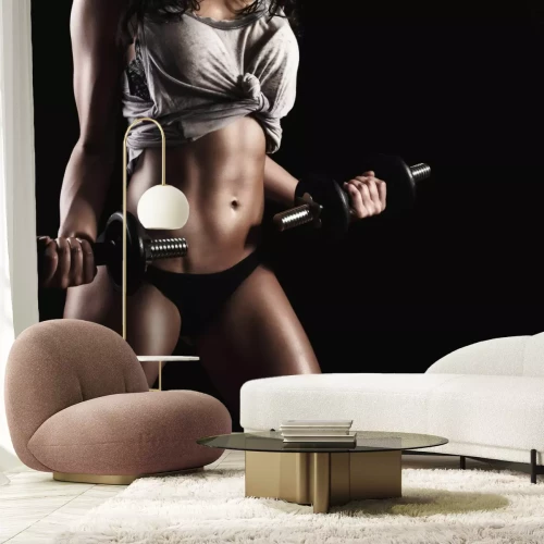 Fotobehang Een vrouw met halters in haar handen