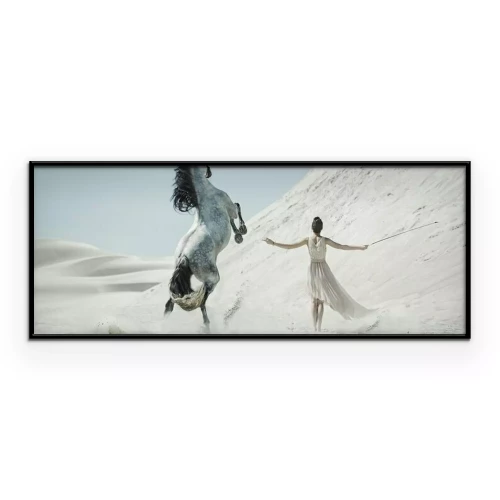 Poster Een vrouw en een gevlekt paard in de woestijn.