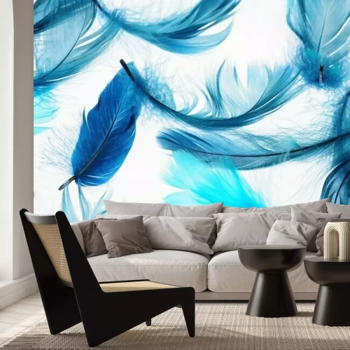 Fotobehang Blauwe veren op een lichte achtergrond