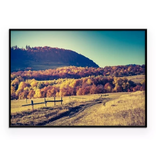 Poster Een herfstdorp met een heuvel op de achtergrond.