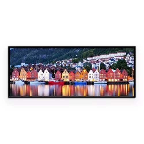 Poster Noors landschap met huizenblokken die in het water weerspiegeld worden