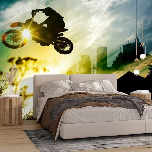 Fotobehang Evolutie op een motorfiets tegen de achtergrond van de ondergaande zon.