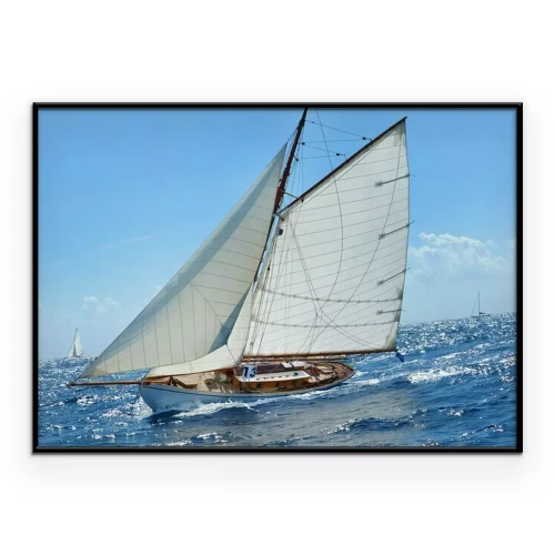 Poster Een zeiljacht vaart op een kalme zee.