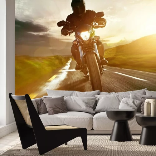 Fotobehang Een motorrijder die te hard rijdt op de weg