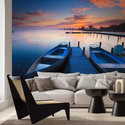Fotobehang Vreedzame zonsopgang met dramatische hemel en boten en een steiger
