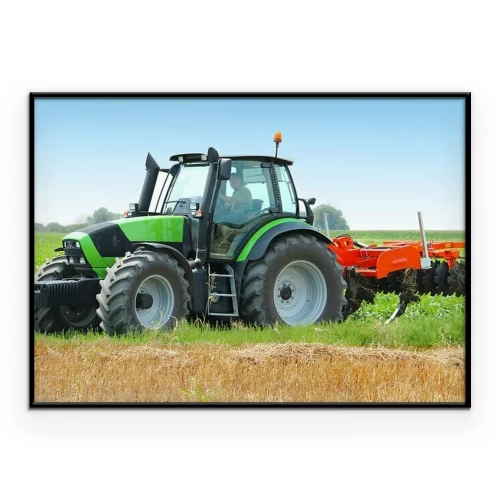 Poster Een groene tractor aan het werk op een veld.
