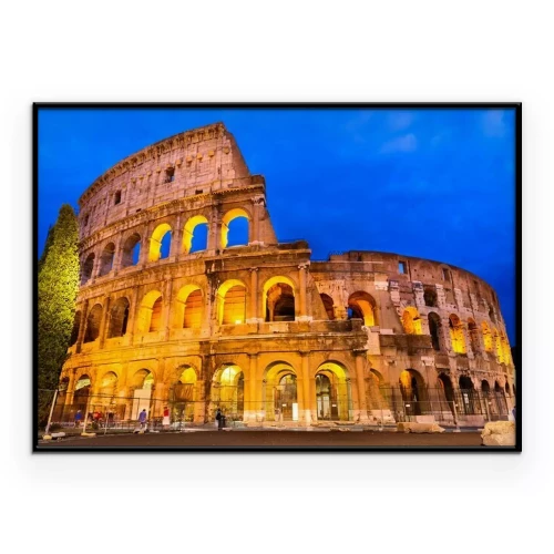 Poster Het verlichte Romeinse Colosseum tegen een donkere hemel.