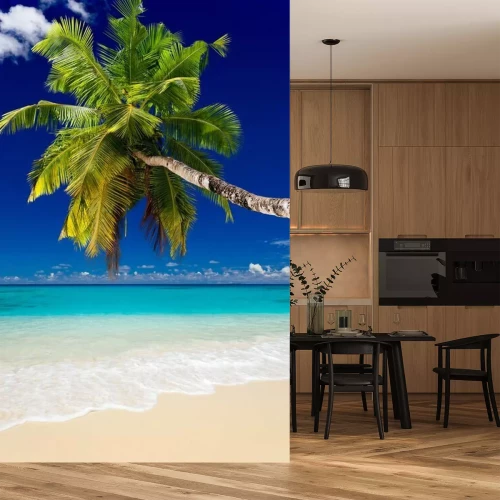 Fotobehang Palmboom boven het strand en de tropische zee