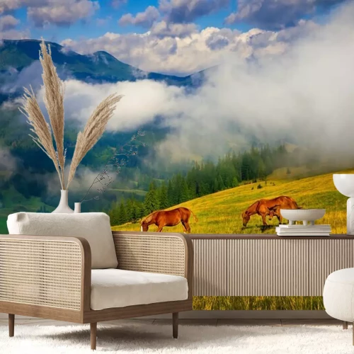 Fotobehang Paarden op een weide bij de bergen