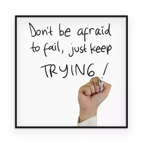 Poster De inscriptie 'Wees niet bang...' is met de hand op een schoolbord geschreven.