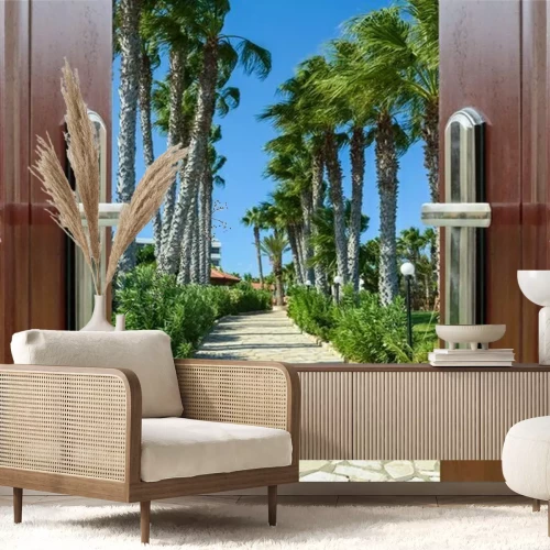 Fotobehang Uitzicht door de deur op het met palmbomen omzoomde trottoir