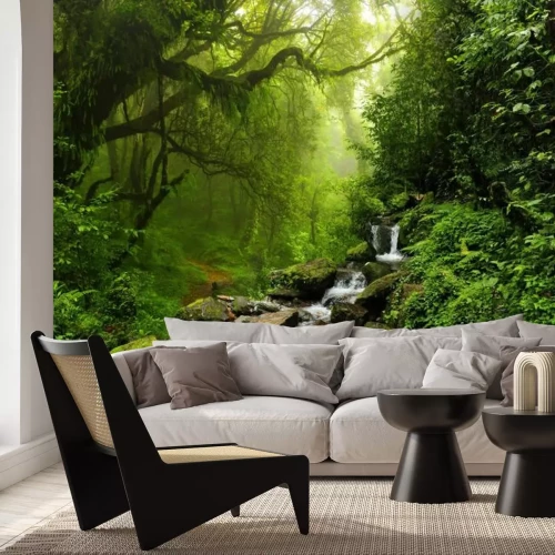 Fotobehang Een bergbeek in een kruidachtig bos