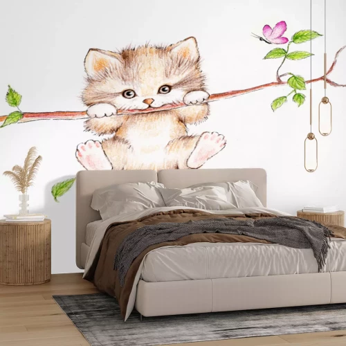 Sticker Babykat hangend aan een tak en een roze vlinder