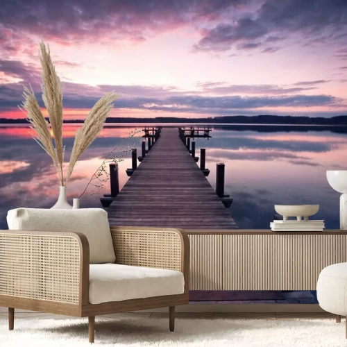 Fotobehang Brug tegen de achtergrond van de paarse lucht