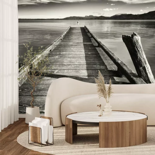 Fotobehang Zwart-witte houten brug