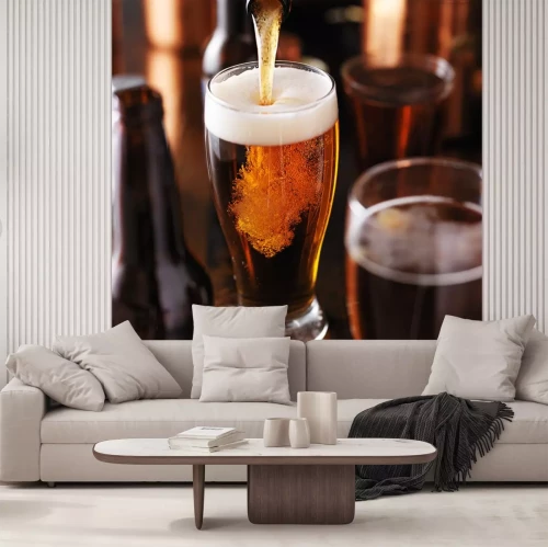 Sticker gieten bier in glas op houten tafel