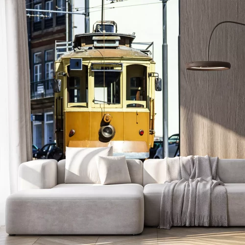 Fotobehang Retro gele tram op de straat van de oude stad. Porto, Portugal