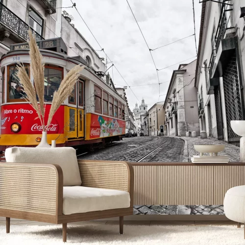 Fotobehang Uitzicht op de traditionele Tram 28 die door de straten van Lissabon, Portugal verstrekken binnenstad met het openbaar vervoer