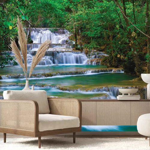 Fotobehang Een waterval in Thailand bedekt met dicht bos