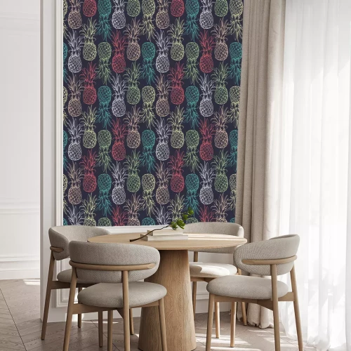 Behang Kleurrijke ananas op een zwarte achtergrond