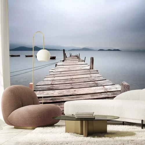 Fotobehang Kijkt uit over een pier en een boot, donkere toon.