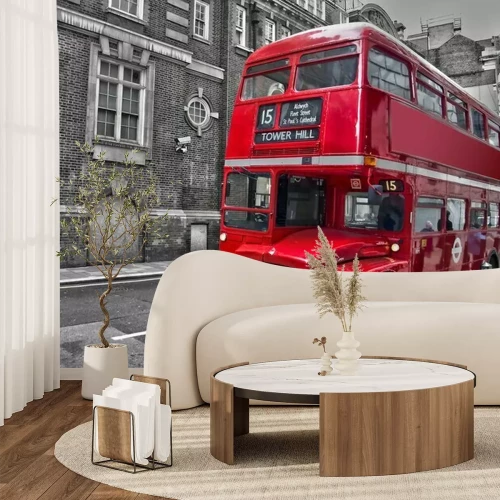 Fotobehang Rode bus op een zwart-witte achtergrond