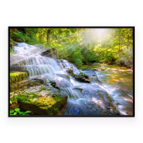 Poster Een kleine waterval in het bos, tussen rotsen en groen.