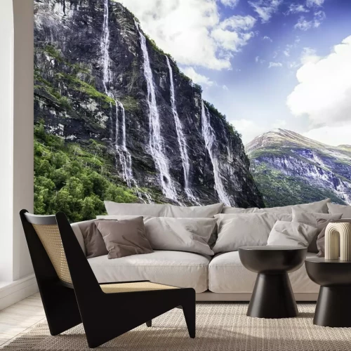 Fotobehang Een waterval stroomt door een fjord