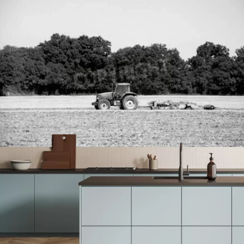 Fotobehang Tractor en schijveneg opbreken van de bodem na de oogst in een boerderij veld - Kent, Engeland - monochroom verwerking