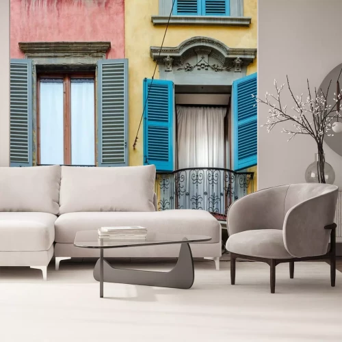 Fotobehang Italiaans huis met kleurrijke muren, ramen en balkon