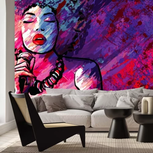 Fotobehang Een jazz-zangeres met een microfoon tegen een geschilderde achtergrond