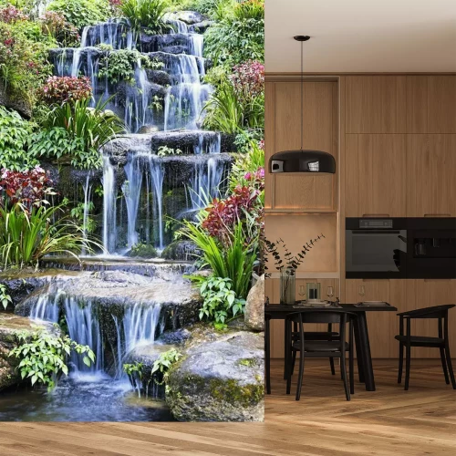 Fotobehang Kunstmatige waterval en standbeeld in de tuin