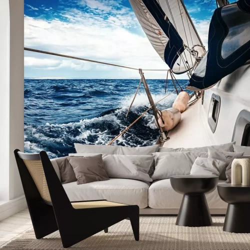 Fotobehang Witte zeilen van jachten tegen de achtergrond van de zee en de lucht met wolken