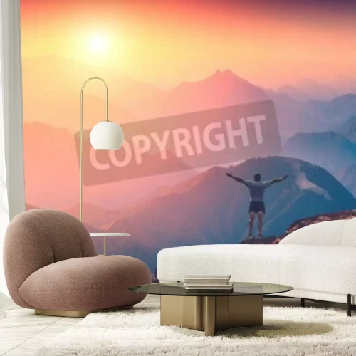 Fotobehang Zonsopgang en een man in de bergen