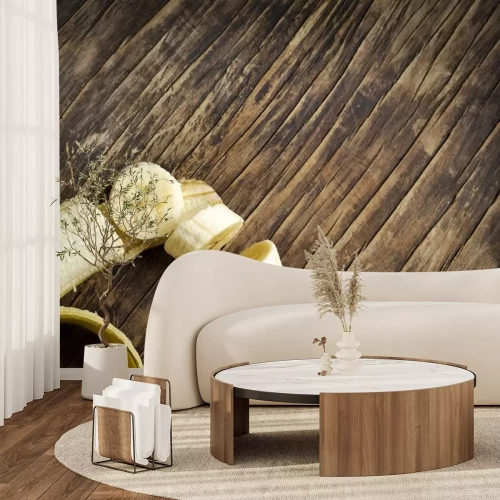 Sticker Gedeeltelijk gesneden banaan op donker hout